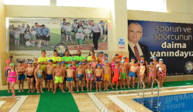 Salihli’de gençler yüzerek eğleniyor