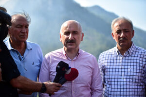 Ulaştırma Bakanı Karaismailoğlu: 'En kısa sürede afetin izlerini ortadan kaldıracağız'
