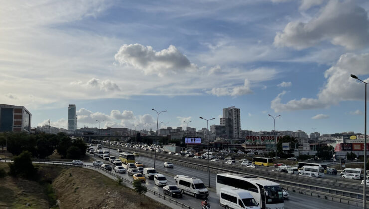 İstanbul’da okulun ilk günü trafik yoğunluğu yüzde 58 seviyelerine yükseldi