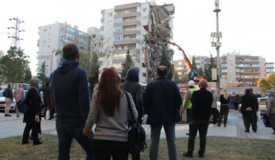 İzmir depreminde 11 kişinin öldüğü yan yatan binanın kolonları aynı yöne bakıyormuş