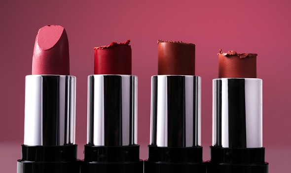 2025’in Sessiz Ama Güçlü Güzellik Trendi: Nude Rujlar